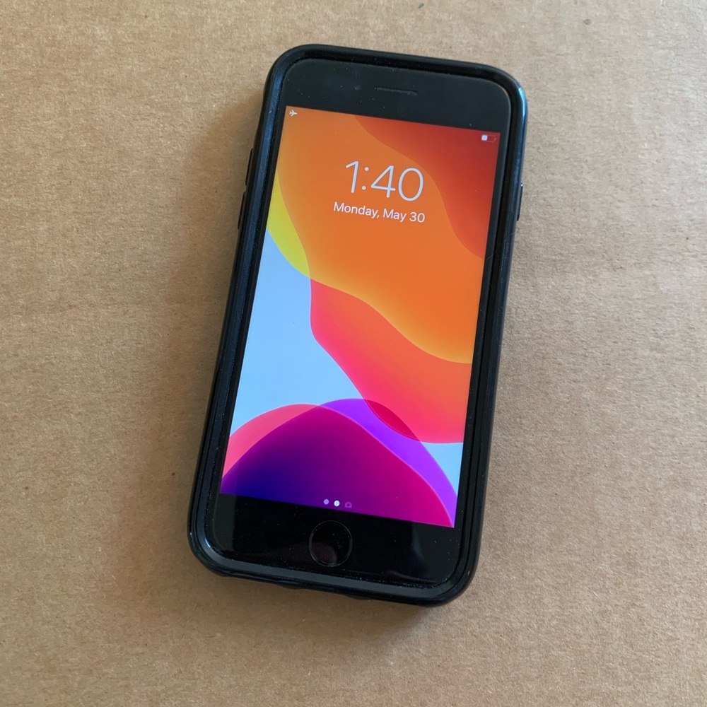 Unlocked iPhone 7 16 GB (black) no scratches or cracks. $135 OBO.